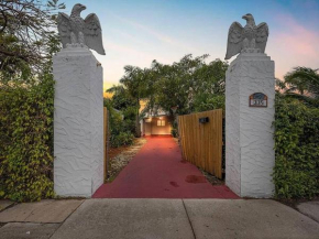 Stylish 3BR Home & Hottub Near Beaches & Downtown